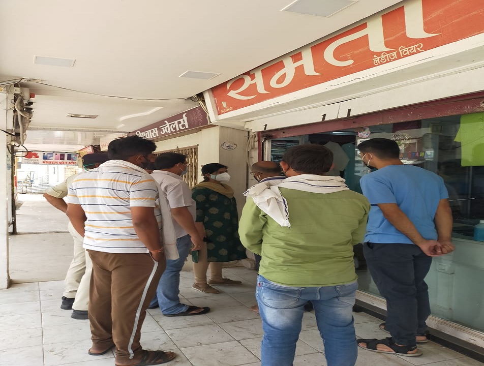 REWA :मुख्य बाजार की सील की गई दुकान, लगाया गया 5 हजार जुर्माना, एडीएम ने की कार्रवाई REWA :मुख्य बाजार की सील की गई दुकान, लगाया गया 5 हजार जुर्माना, एडीएम ने की कार्रवाई